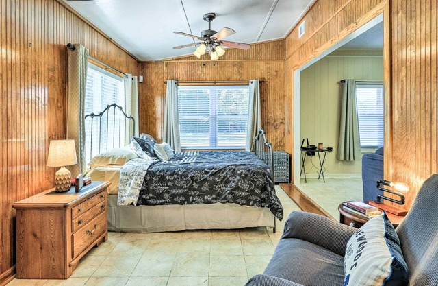 Cozy Hawkinsville Studio on Operating Farm!