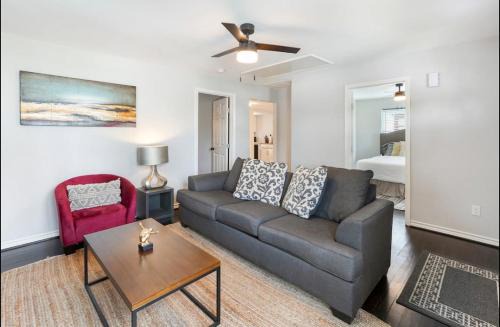 Cozy Heights 2 BD Bungalow, Walkable