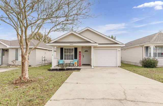 Cozy Hideaway! Spacious and centrally located. Pet Friendly!