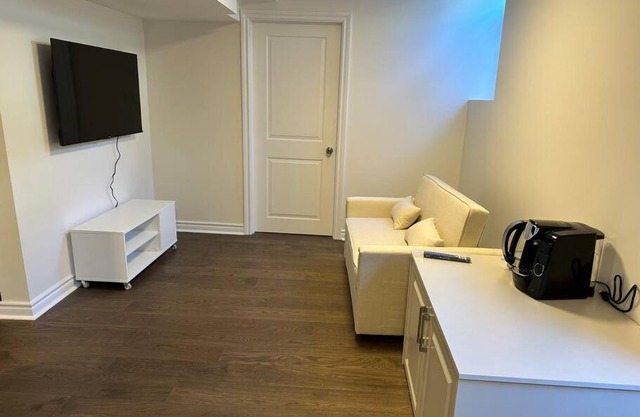 Cozy Home away in Ajax 2 BR 1 bath 4 guests