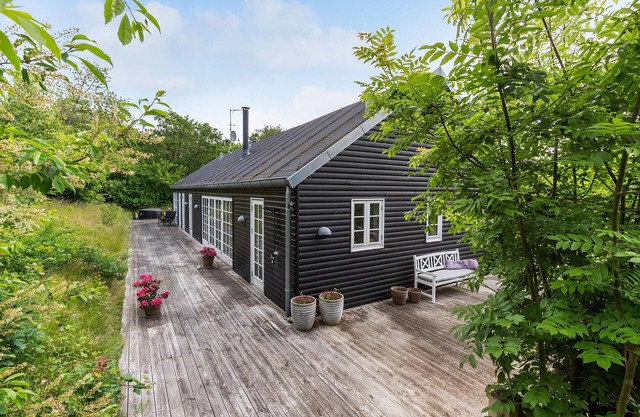 Cozy home in Dronningmølle with WiFi