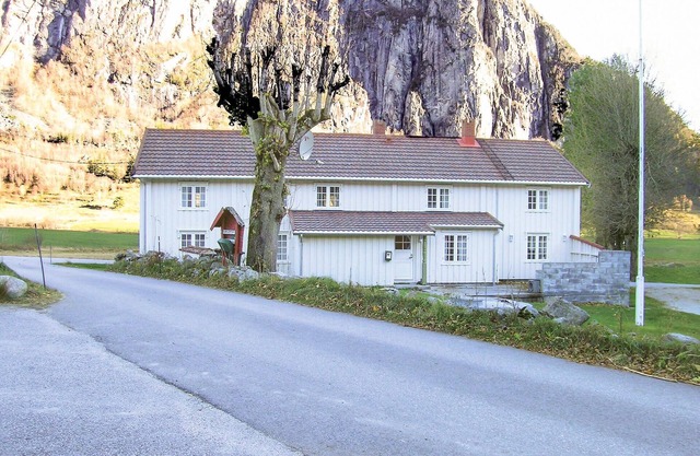 Cozy home in Eresfjord