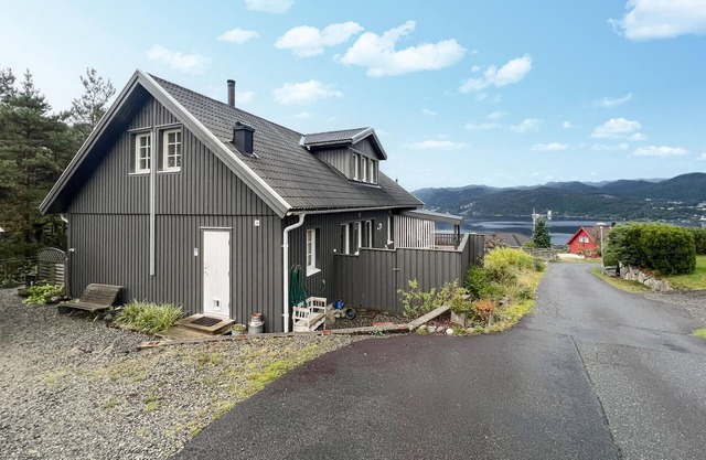 Cozy home in Flekkefjord with house sea view