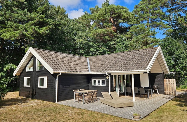 Cozy home in Nexø with sauna