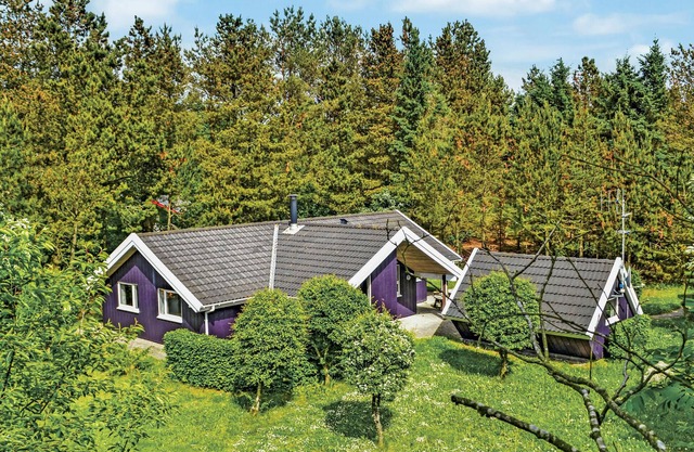 Cozy home in Oksbøl with sauna