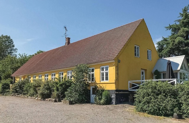 Cozy home in østermarie with WiFi