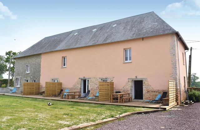 Cozy home in Sainteny with kitchen