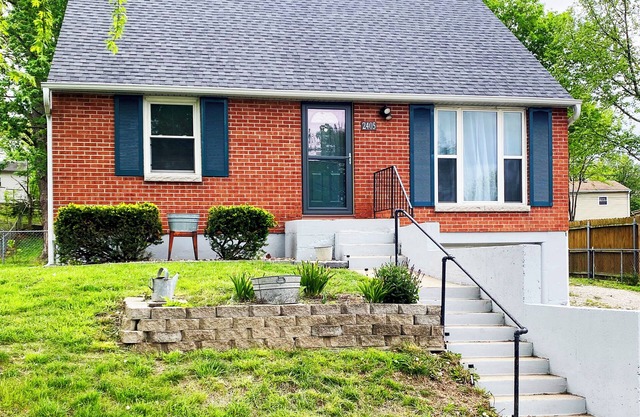 Cozy home in St. Joseph, MO that is centrally located to hospital & university!