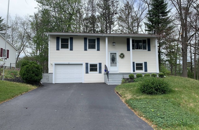 Cozy home just mins away from Saratoga Race course and so much more!