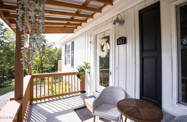 Cozy Home, Minutes to Soaky Mountain & Convention Center, Hot Tub, Pet-friendly