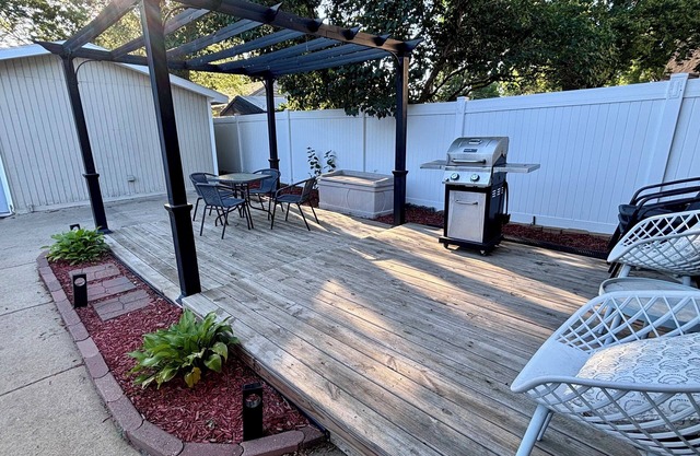 Cozy home near Premier Center, Downtown & Sanford: 65"TV & Fenced Yard-Sleeps 7