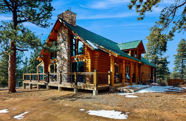 Cozy home with fully stocked kitchen, large deck, mountain views & fast wifi