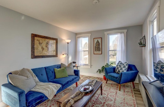 Cozy House in East Petersburg ~ with Sunroom!