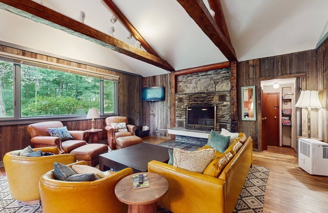 Cozy house nestled in the woods w/balcony, close to recreation, w/d, wifi, TV