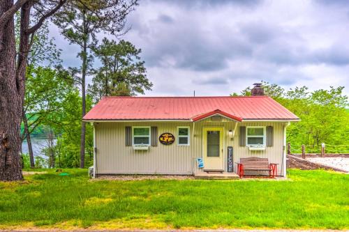 Cozy Kentucky Cabin with Sunroom, Yard and Views!
