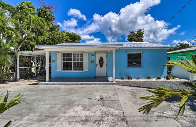 Cozy Key West Beach Cottage Walk to Beaches!