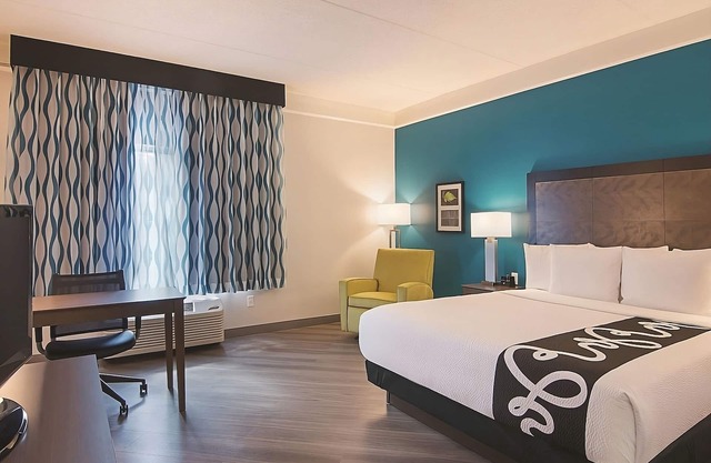 Cozy King Room, La Quinta Inn & Suites, Free Parking, Close to UCF