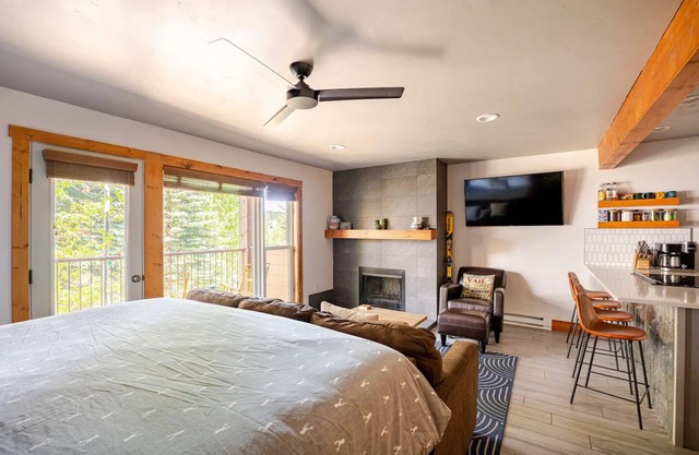 Cozy King Studio off Main St with AC, Patio, Shared Hot Tub & Free Parking!