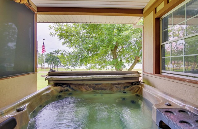 Cozy Lake Eufaula Hideaway w/Fire Pit & Hot Tub!