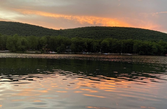 Cozy Lake Hauto Family Retreat, 3 Bedroom + Loft, Close to Jim Thorpe