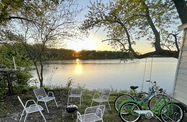 Cozy lakefront cabin - on both Big and Little Spirit Lake