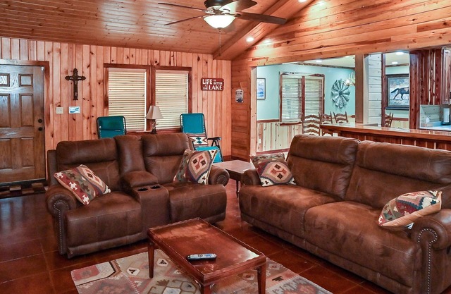 Cozy lakefront cabin with boat house & ramp on Toledo Bend Lake