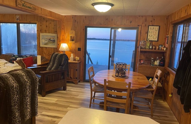 Cozy Lakefront Cottage with spectacular views!