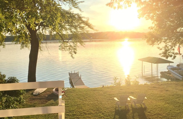 Cozy Lakefront Home - 278 FIVE STAR Reviews - Kayaks, Sunsets & Panoramic Views
