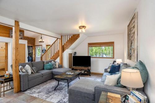 Cozy Lakefront Retreat