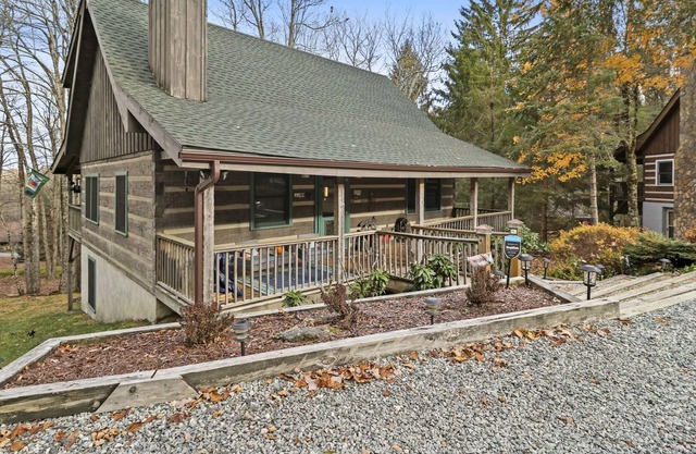 Cozy Log Cabin: HOT TUB! Perfect for Highland Games!