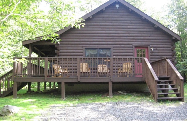Cozy Log Cabin in Family Friendly Community