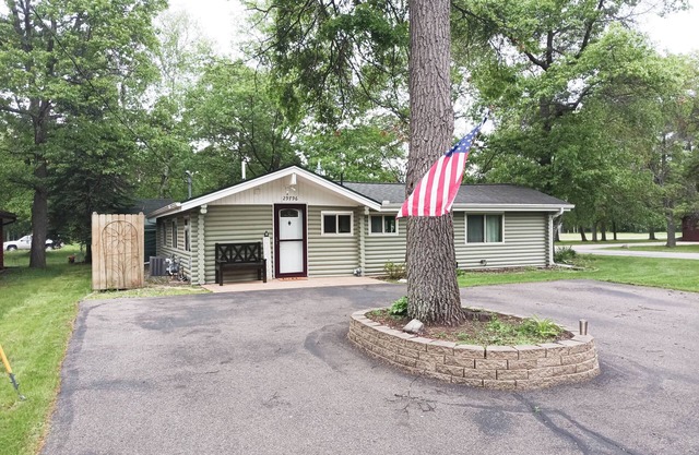 Cozy Log Cabin in Breezy Point! Book for summer!