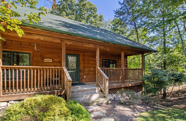 Cozy Log Cabin w/Hot tub & Game Room