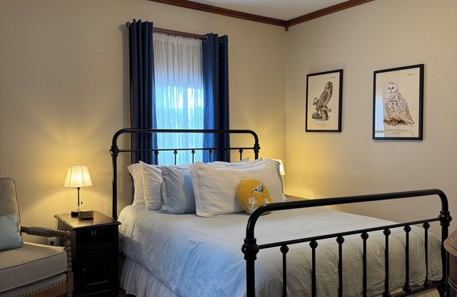 Cozy, long term welcome, pet & family friendly, fenced yard, fire pit, deck.