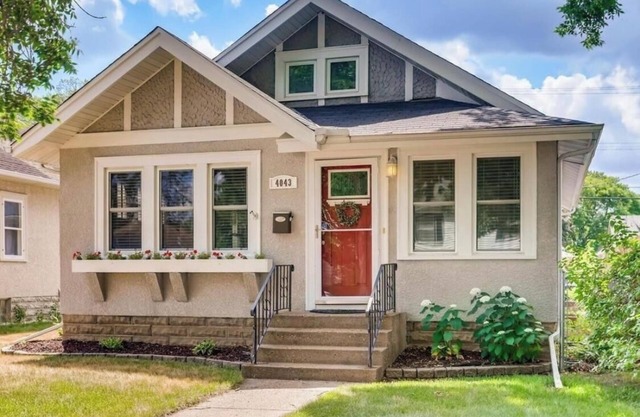 Cozy Minneapolis Bungalow - 2 bedroom, your home away from home!