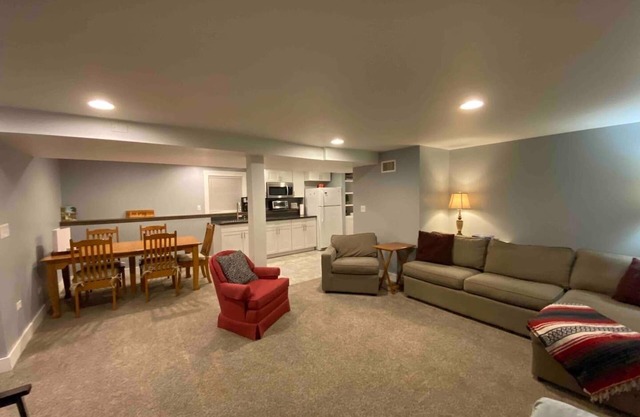 Cozy modern unit w/easy access to downtown Chi