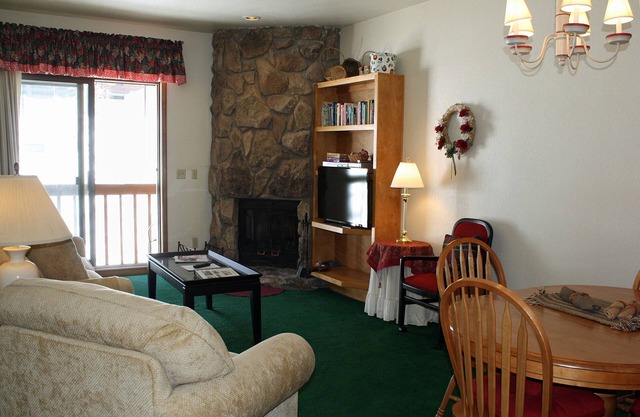 Cozy Mountain Condo! 2 Miles North of Purgatory! Heated Pool !