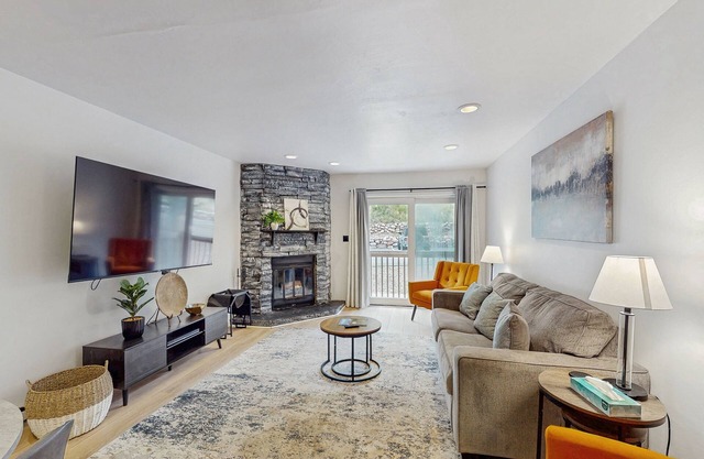 Cozy mountain condo with shared hot tub and dog friendly