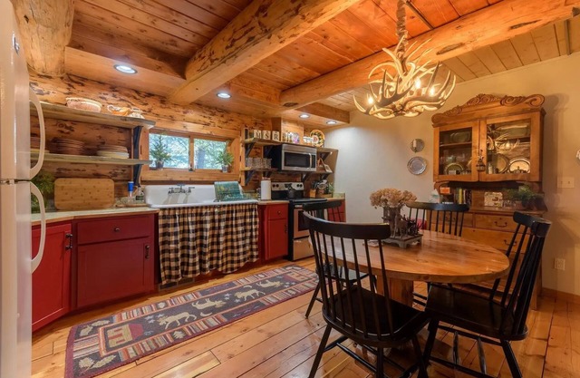 Cozy Mountain Retreat at the entrance of Montana's Ten Lakes Scenic Area