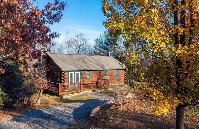 Cozy Mtn Cabin, Gas Logs, Fire-Pit, Great Wifi, Close to Town, Private.
