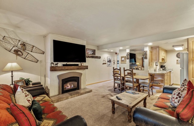 Cozy MTN Side Condo - Hot tub, Bike Park, Gondola and more!