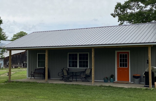 Cozy new cottage sleeps 4 near Watkins Glen Racetrack!