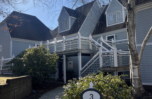 Cozy newly renovated condo, in Norwich, CT. 3 mins from Mohegan Sun Casino.