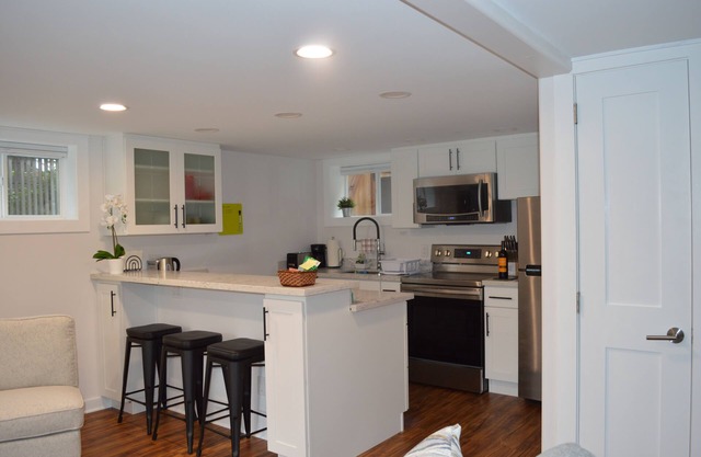 Cozy North Seattle 1-Bedroom with Private Patio for Long Term Stays 30 days +