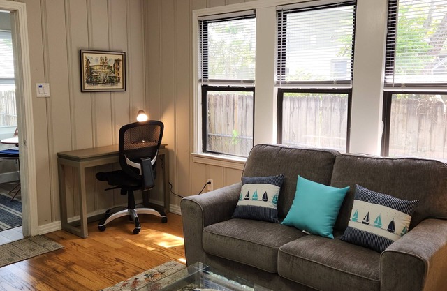 Cozy Oak House 1-bedroom Apt in amazing Tampa. Max 2 adults+ 25 Yrs old