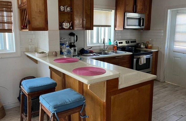Cozy Ocean View Cottage near Beach (2 minute walk to beach)