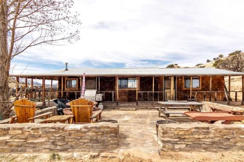 Cozy Off-Grid Cabin with Equipped Outdoor Deck and Picnic Space in Utah