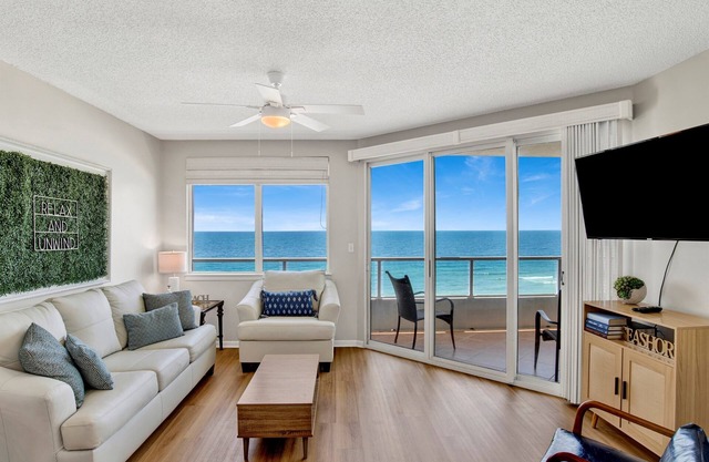 Cozy Pet Friendly Beachfront Retreat On Top Floor