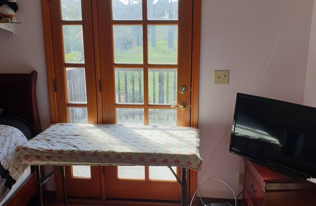 Cozy Pink Room in quiet Redlands home with AC, WiFi.