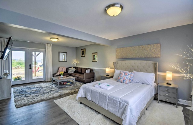 Cozy Port Orchard Home w/Grill & Fire Pit!